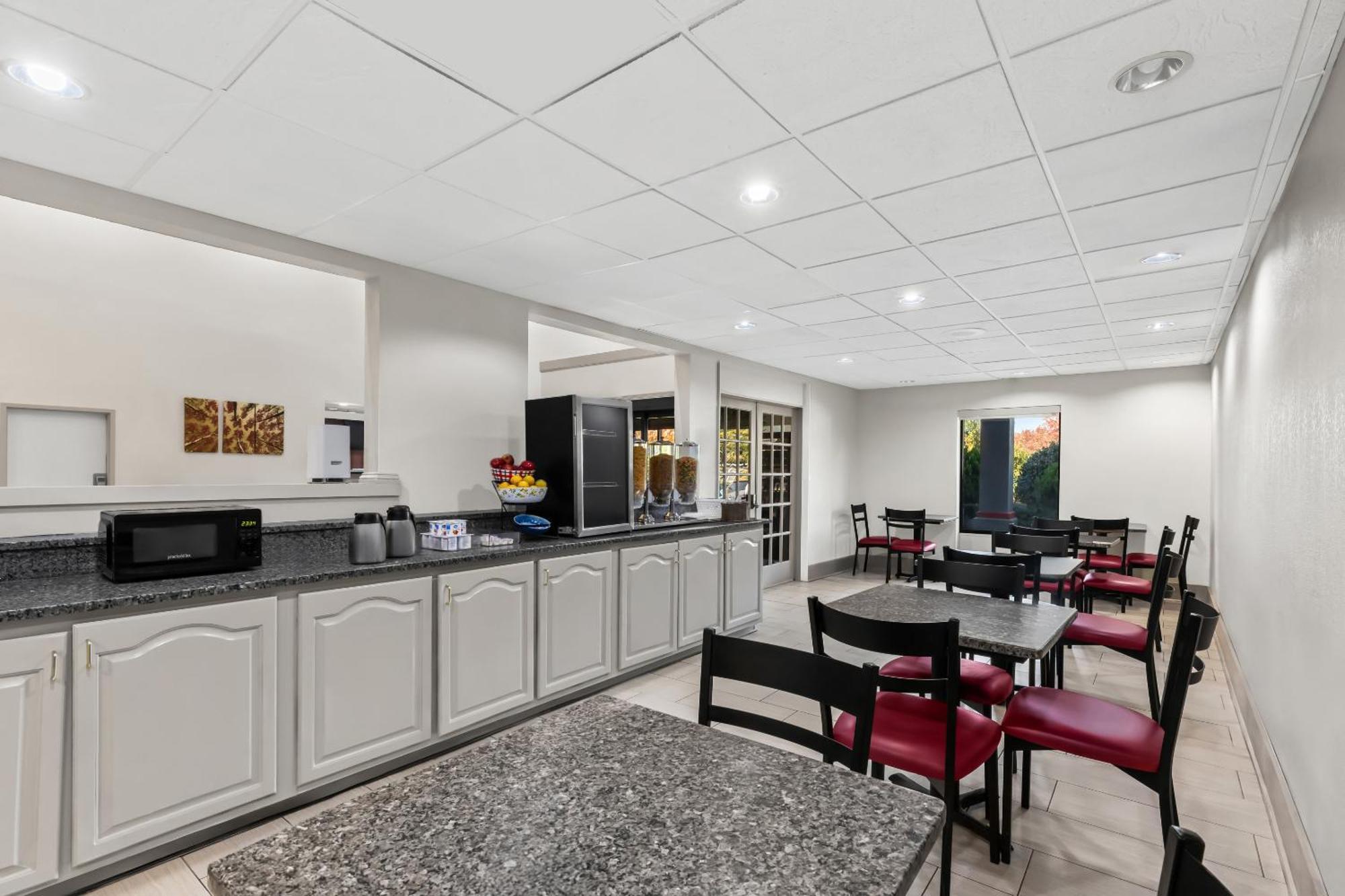 Red Roof Plus+ & Suites Atlanta Airport South College Park Екстериор снимка